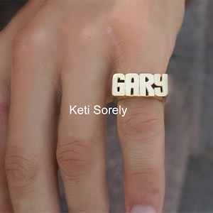 Anel de nome personalizado em prata esterlina ou ouro amarelo. Anel de sinete personalizado. Anel de nome ou data com letras maiúsculas modernas, unissex