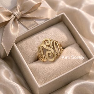 Spersonalizowany pierścień z monogramem i grawerowanymi literami w metalu, wzory na zamówienie.