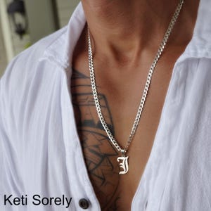 Collar con inicial personalizado estilo inglés antiguo para hombre o mujer, cadena Figaro, plata de ley u oro amarillo.