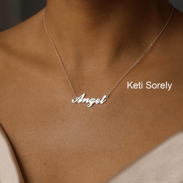 Collar con nombre personalizado en letra cursiva, en oro macizo de 10K, 14K o 18K o en plata de ley, con cadena de eslabones en oro amarillo, rosa o blanco.
