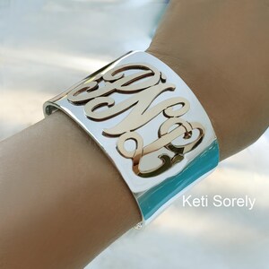 Brazalete de plata esterlina de dos tonos con monograma relleno de oro de 14 quilates, iniciales en 3D, regalo para madre, esposa, abuela, hermana, mejor amiga.