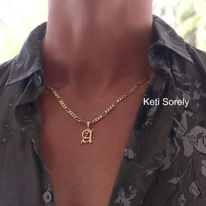Colgante de letra unisex personalizado en plata de ley u oro amarillo. Collar de fuente gótica inglesa antigua hecho a mano con cadena Figaro.