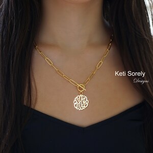 Collar hecho a medida para mujer con cadena resistente con clip e iniciales de monograma personalizadas en plata de ley, oro amarillo u oro rosa.