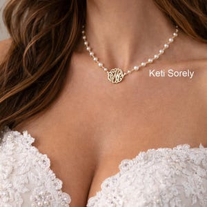 Collier chaîne de perles naturelles avec initiales monogrammes en argent sterling, or jaune ou rose, chaîne et pendentif faits main.