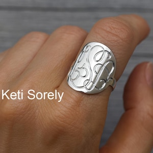 10K, 14K oder 18K Gold oder Silber Hand gravierte Monogramm Initialen Ring in Gelb, Rose oder Weißgold