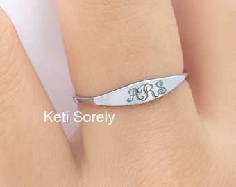 Anillo apilable pequeño grabado con iniciales en oro macizo de 10K, 14K o 18K o en plata, oro amarillo, blanco o rosa, anillo de barra personalizado.
