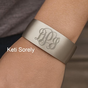 Brazalete tipo brazalete con monograma grabado a medida e iniciales personalizadas, resistente al agua y que no se deslustra.