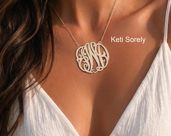 Collar con iniciales monograma hecho a mano relleno de oro amarillo de 14 quilates, en tamaños pequeños y grandes.