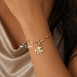 Gepersonaliseerde monogram-bedelarmband met grote schakelketting en kapittelsluiting (bestel initialen) Cadeau in sterlingzilver, geel- of roségoud.