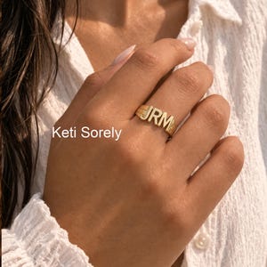Unisex initialring i 10K, 14K, 18K massivt guld eller silver med moderna bokstavsinitialer, specialdesignad signetring, gult, rosé- eller vitt guld.