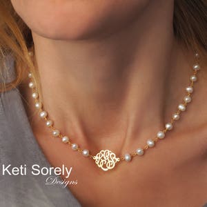 Collana di perle naturali con ciondolo con iniziali monogramma in argento sterling, oro giallo o oro rosa, catena di perline personalizzata con perle coltivate