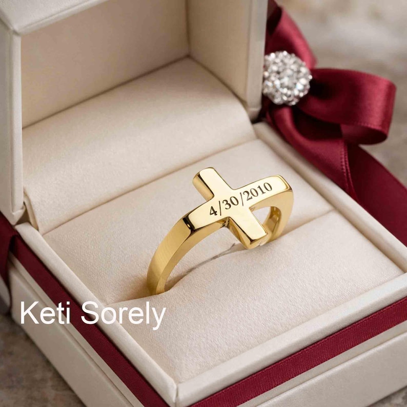 Anillo de sello con cruz lateral en oro de 10 quilates, 14 quilates, 18 quilates o plata de ley. Anillo personalizado para hombre o mujer. Grabado de nombre, fecha o iniciales. imagen 1