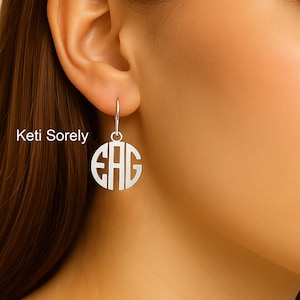 Aros con iniciales en fuente moderna de plata de ley, 10K, 14K, 18K o oro amarillo, rosa o blanco, aros con monograma personalizado hechos a medida.