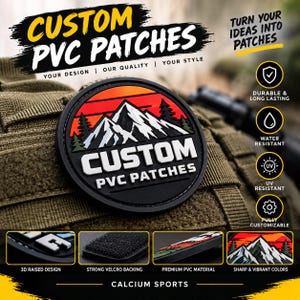 Peut inclure: Un écusson circulaire en PVC représentant un paysage de montagne avec un coucher de soleil rouge et orange, des pins verts et des sommets enneigés blancs. Le texte CUSTOM PVC PATCHES est en relief blanc sur fond noir.
