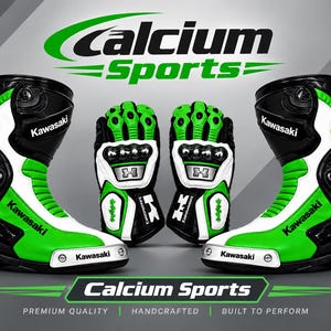 Puede incluir: Un par de botas de moto y guantes a juego en negro, blanco y verde con el logotipo de Kawasaki. El texto Calcium Sports aparece arriba y abajo. Los guantes tienen protectores de nudillos y la letra H en la muñeca.