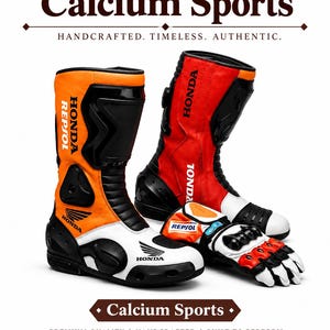 Puede incluir: Dos botas de motocicleta y un guante a juego con el logotipo de Calcium Sports. Las botas son de color naranja, blanco y negro con la marca Repsol y Honda. El guante es blanco, naranja y negro con protección en los nudillos y marca Repsol.