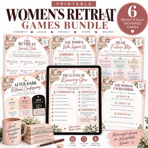 Può includere: Un pacchetto di giochi stampabili per ritiri composto da sei fogli di gioco con dettagli a quadretti rosa e bianchi, illustrazioni floreali e testo che include Women's Retreat Games Bundle, The Retreat Social Club, The Women Who Inspire Us, Dear Future Me, After Dark Retreat Confessions, The Luxury of Knowing You e The Woman I'm Becoming, con una tazza rosa, libri e una penna.
