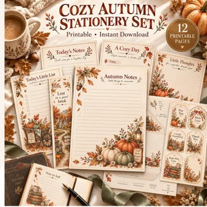 Op de afbeelding: Een briefpapier set met 12 printbare pagina's voorzien van herfstachtige illustraties van pompoenen, bladeren en gezellige motieven. De pagina's bevatten gelinieerde notitiebladen, labels en lijsten met teksten zoals Cozy Autumn Stationery Set en Autumn Notes.