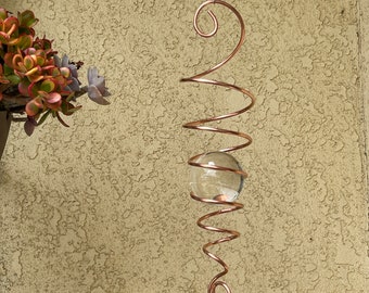 Handgefertigter Spiralspinner aus Kupfer mit Illusionseffekt und 80 mm großer, klarer Glaskugel (groß)