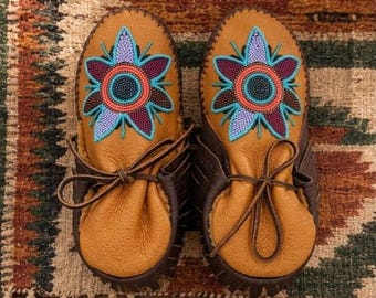 Ręcznie zdobione koralikami skórzane mokasyny | Buty do kostki inspirowane stylem rdzennych mieszkańców | Botki z frędzlami w stylu boho w stylu południowo-zachodnim | Ręcznie robione obuwie od rzemieślników