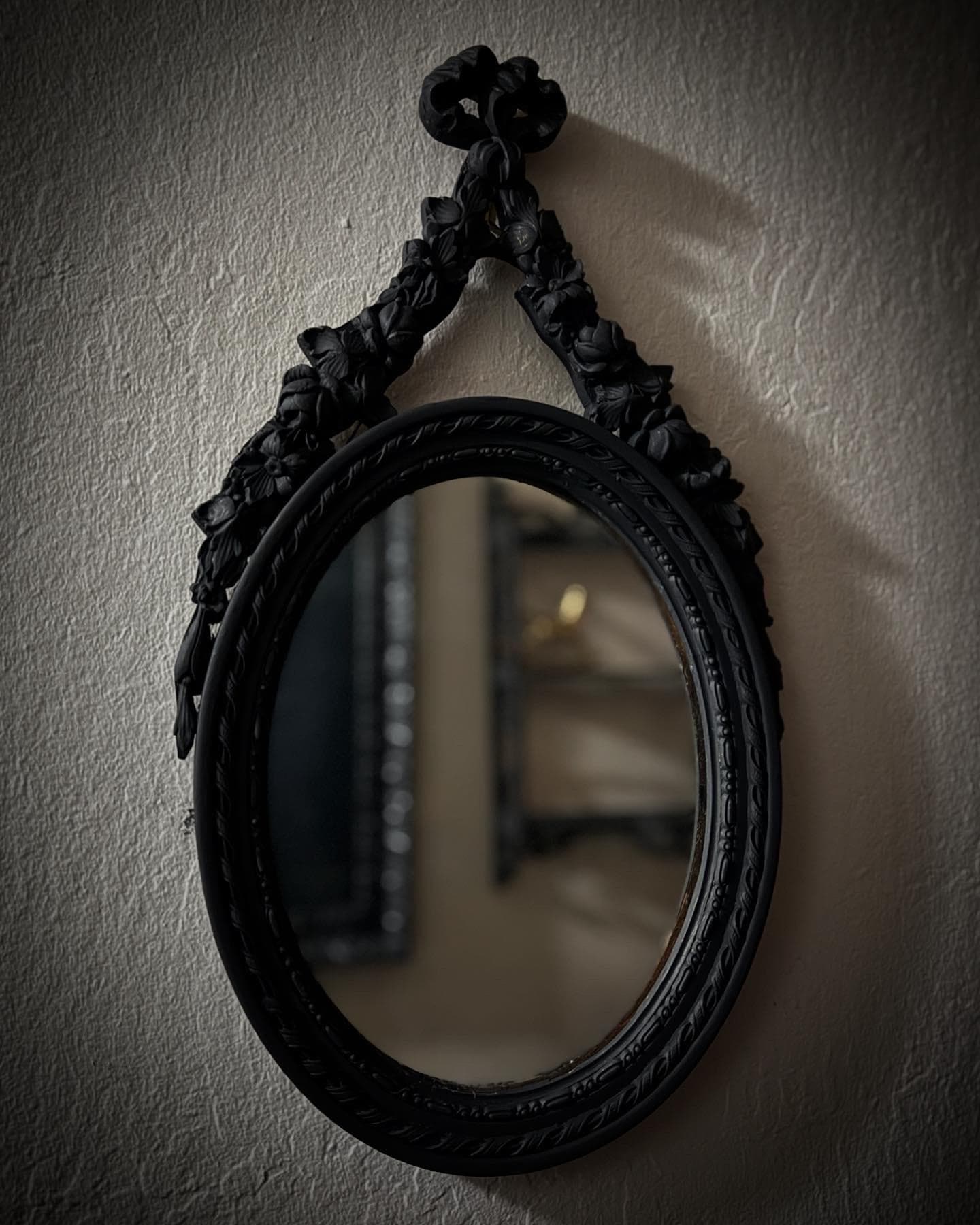 Vintage-Style Gothic Oval Mirror – Ornate Matte Black Floral Frame, Desilvered Glass-Antique-Inspired Oval Wall Mirror – Black Ornate