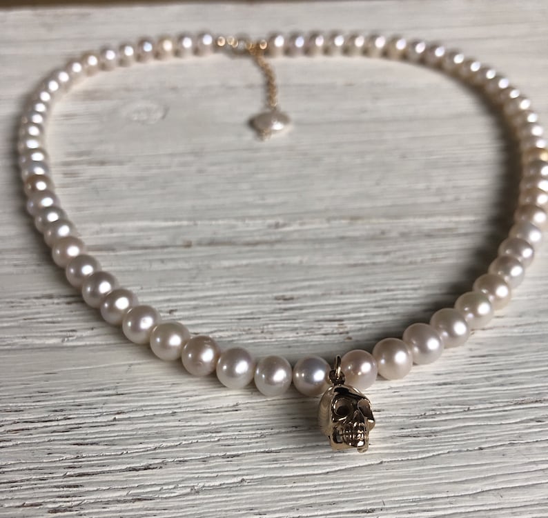 edgy jewelry pearl necklace ONE OF A KIND Alexander McQueen inspired elegant and edgy Fresh water pearl choker with skull charm