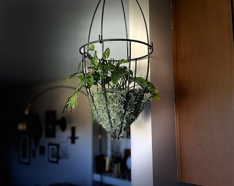 Schwarzer Metall Blumenampel mit Mooskorb | Teardrop-Draht-Pflanzenhalter | Boho Gothic Garten Dekor | Decken hängender Planter
