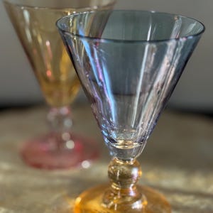 Vintage Cerve Italy Iridescent Cocktail Glasses – Zestaw 2 – Różowe i bursztynowe Mid Century Barware Gift- zabytkowy bar - kolorowe szklanki do koktajli