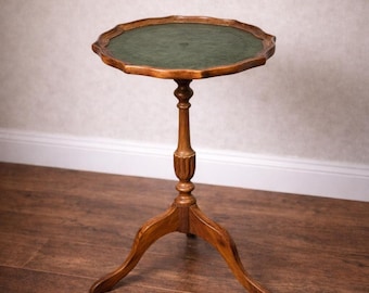 Mesa auxiliar de madera vintage con pedestal / Mesa auxiliar con borde festoneado / Mesa decorativa antigua / Mesa redonda pequeña / Soporte para recibidor o plantas