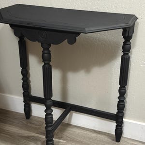 Mesa auxiliar vintage negra, mesa auxiliar pintada en negro mate, decoración minimalista gótica para el hogar.
