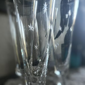 Juego de 4 vasos de cerveza vintage grabados con diseño de estrella. Artículos de bar vintage.
