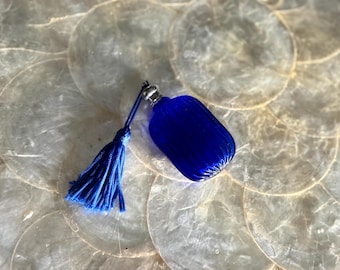 Frasco de perfume vintage azul cobalto, frasco de perfume vazio com borla, frasco de vidro azul recarregável para penteadeira, decoração de boudoir sofisticada.