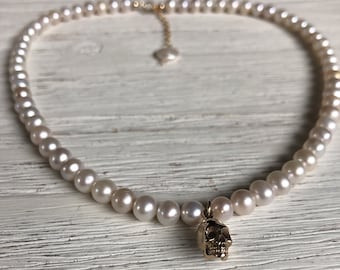 Fresh water pearl choker with skull charm- pearl necklace- edgy jewelry - elegant and edgy- ONE OF A KIND/ Alexander McQueen inspired