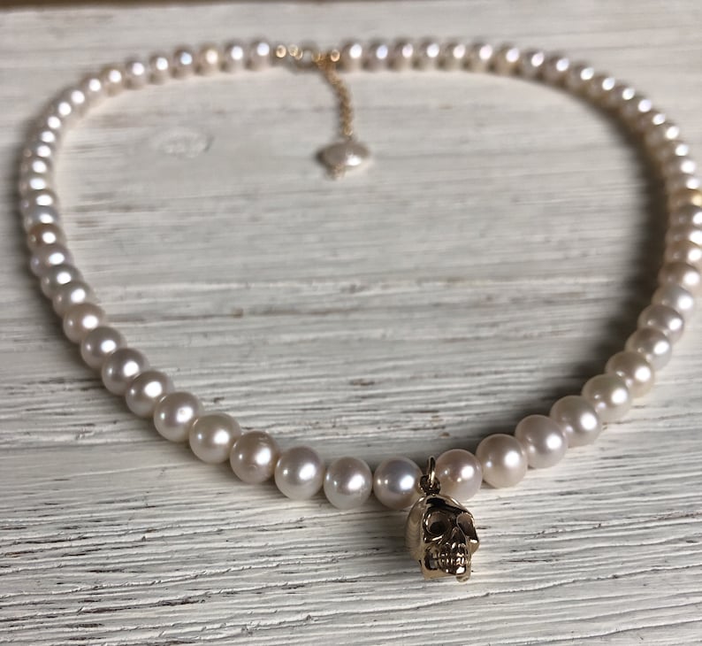 edgy jewelry pearl necklace ONE OF A KIND Alexander McQueen inspired elegant and edgy Fresh water pearl choker with skull charm