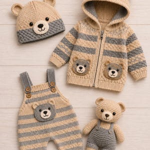 Könnte beinhalten: Ein Strickset bestehend aus einer beige-grau gestreiften Kapuzenjacke mit Bärengesicht-Taschen, einer passenden Latzhose mit Bärenaufnäher, einer Mütze mit Bärenohren und einem kleinen gestrickten Bären als Kuscheltier.