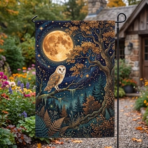 Puede incluir: Una bandera de jardín rectangular que muestra una lechuza posada en una rama bajo una gran luna llena brillante. La escena incluye un cielo nocturno azul oscuro estrellado, un denso bosque de pinos y follaje y helechos dorados.