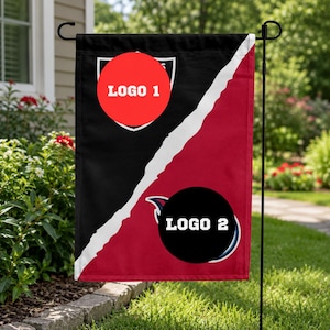 Puede incluir: Una bandera de jardín rectangular con un diseño dividido en diagonal, con una sección superior izquierda negra y una sección inferior derecha roja, separadas por una línea blanca dentada. Muestra dos espacios circulares LOGO 1 y LOGO 2.