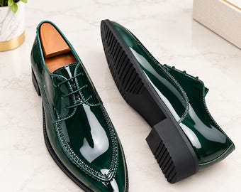 Sapatos Oxford masculinos em verniz verde, sapatos sociais brilhantes, calçado elegante para casamento formal.