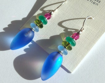 Boucles d'oreilles pendantes en verre allemand bleu saphir givré avec reflets aurores boréales, verre tchèque et accents de cristal autrichien, « Tango 65 »