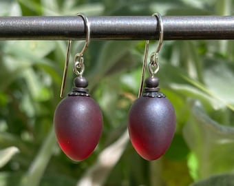 Boucles d'oreilles en verre givré Garent, Boucles d'oreilles pendantes en verre allemand rouge foncé, Accents de bronze vieilli, Fils d'argent sterling, Art déco, « Berries 25 »