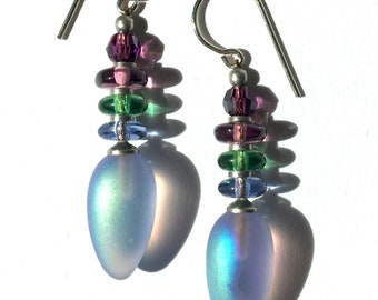 Boucles d’oreilles améthystes pâles, lilas givré avec Aurora Borealis Sheen gouttes de verre, perle toupie en cristal autrichien améthyste, verre émeraude, « Tango 63 »