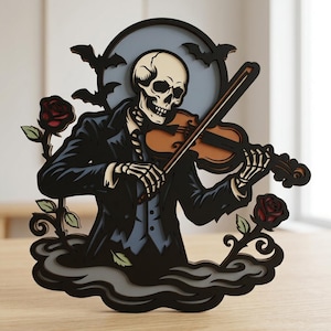 Puede incluir: Una pieza de arte mural de madera multicapa que muestra un esqueleto vestido con traje y chaleco oscuros, tocando un violín marrón. El diseño incluye un fondo circular pálido, siluetas negras de murciélagos voladores y dos rosas rojas con espinas.