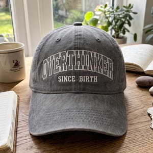 Overthinker Since Birth Tvättad Hatt: Broderad Rolig Citat Baseballkeps, Retro Sarkastisk Pappahatt