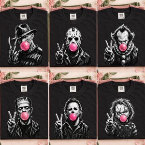 Puede incluir: Una colección de seis camisetas negras con ilustraciones gráficas de personajes de terror, incluidos Freddy Krueger, Jason Voorhees, Pennywise, Frankenstein, Michael Myers y Chucky, cada uno soplando una burbuja de chicle rosa brillante.