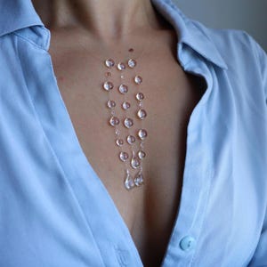 Halsband med daggdroppar, halsband med osynliga vattendroppar, minimalistisk choker i transparent tråd, presentidé, lysande droppar