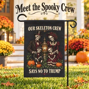 Nasza szkieletowa załoga mówi „nie” fladze ogrodowej Trumpa | Dekoracje polityczne na Halloween