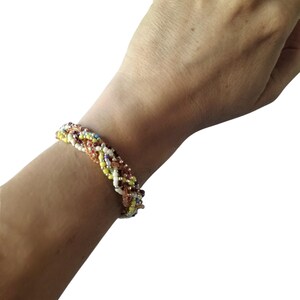 Pulsera trenzada de seis hebras con cuentas en tonos pastel y dorados. Hecha a mano, estilo bohemio, elegante, ajustable, pulsera original para mujer.