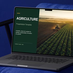 Op de afbeelding: Een donkergrijze laptop met een presentatiesjabloon getiteld AGRICULTURE op een donkergroene achtergrond, met tekst over een flexibel systeem voor strategie en groei, naast een foto van een tractor in een veld bij zonsondergang.