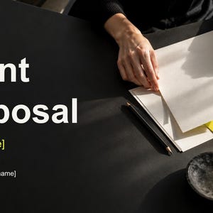 Könnte beinhalten: Eine digitale Vorlage für ein Kundenangebot mit dem Text [YOUR NAME / STUDIO], Client proposal, [Project name] und Prepared for [Client name] [Month, year]. Das Layout enthält weißes Papier, einen schwarzen Stift und eine kleine Schale.