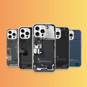 Könnte beinhalten: Fünf transparente Smartphone-Hüllen mit einem aufgedruckten Design der internen Hardware. Jede Hülle zeigt eine detaillierte Grafik der Komponenten, einschließlich des A15 Bionic Chips, des Akkus und des Kameramoduls, mit sichtbarem Apple-Logo.